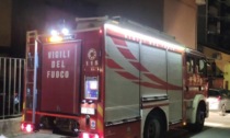 Famiglia evacuata dopo incendio in un appartamento