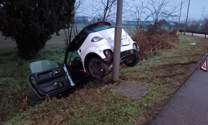 Studente finisce fuori strada con la minicar