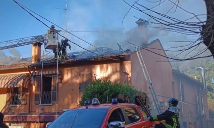 Incendio devasta il tetto dell’ex trattoria