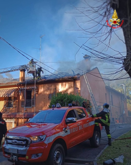 Incendio devasta il tetto dell’ex trattoria