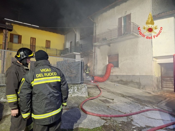 Incendio nella notte, a fuoco un appartamento