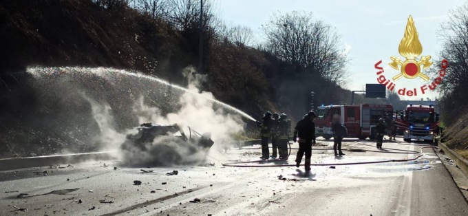 Incidente mortale, auto in fiamme