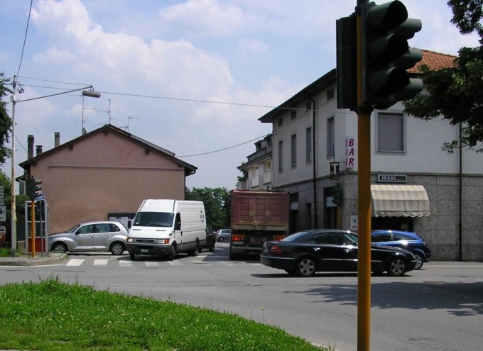Effetto viale Verdi, i meratesi chiedono le rotonde al posto dei semafori