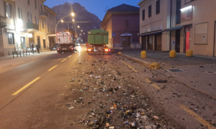 Camion della nettezza urbana perde un carico di vetro, provinciale chiusa