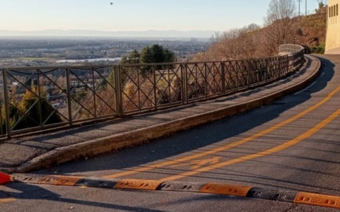 Dopo la riapertura di via Belvedere, si tenta il bando per il marciapiede