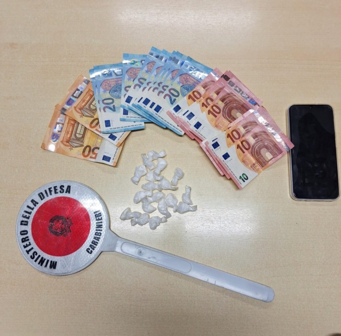 Spacciatore inseguito e arrestato