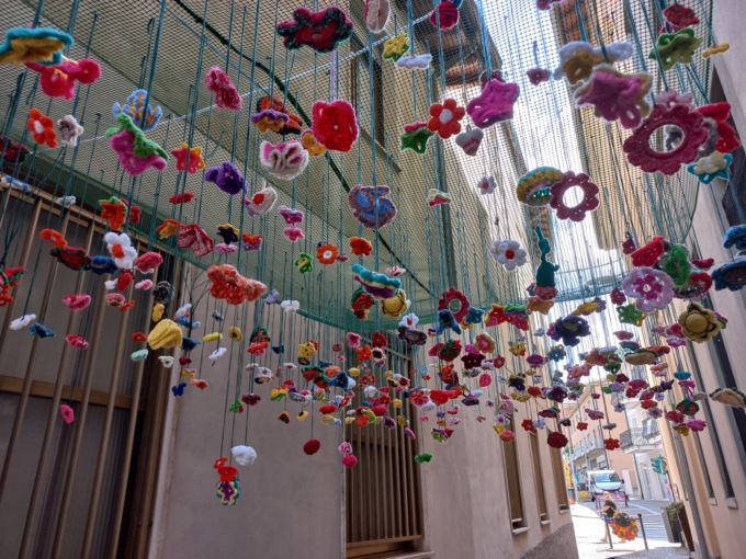 Yarn Bombing 2024, torna il festival dell’uncinetto