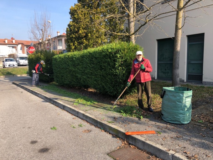 I volontari di Artelab puliscono le aree verdi di Arlate
