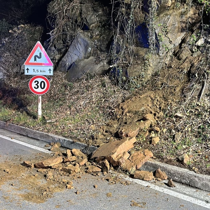 Caduta massi, chiusa la Provinciale