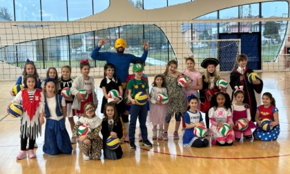 A Carnevale uniti dalla pallavolo: allenamento mascherato per il minivolley FOTO E VIDEO
