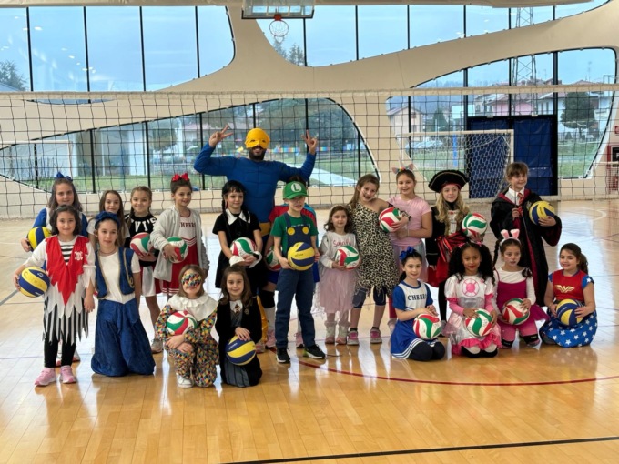 A Carnevale uniti dalla pallavolo: allenamento mascherato per il minivolley FOTO E VIDEO