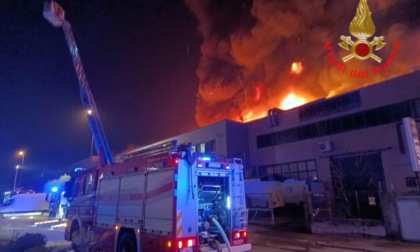 Ancora un maxi incendio, cinque capannoni distrutti dalle fiamme FOTO E VIDEO
