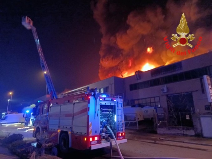 Ancora un maxi incendio, cinque capannoni distrutti dalle fiamme FOTO E VIDEO