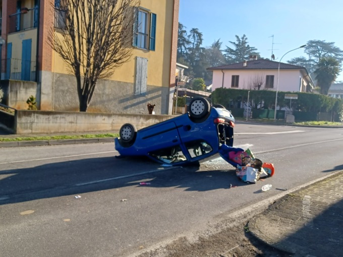Attimi di paura, auto si ribalta con a bordo tre adulti e una bambina
