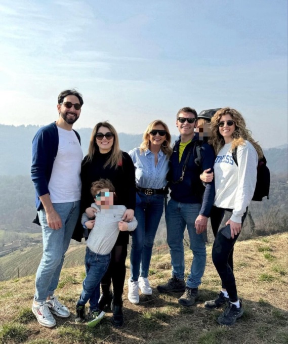 Sorelle Ferragni a passeggio nel Meratese