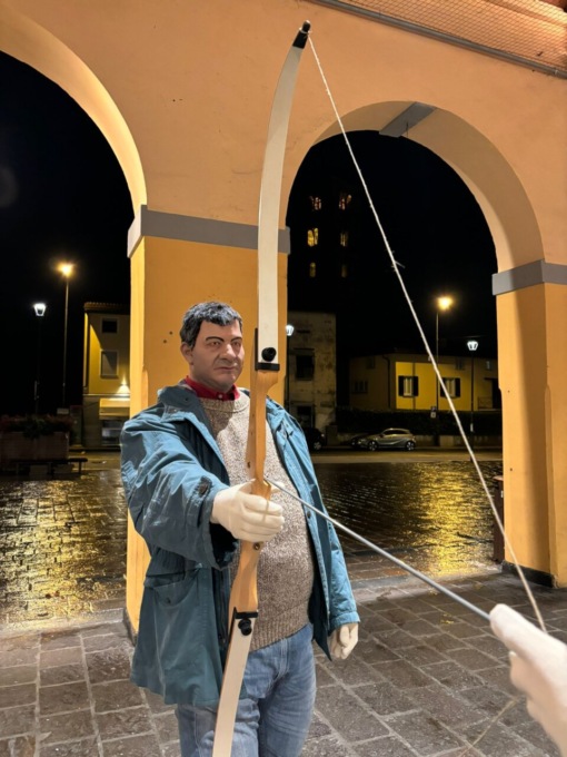 Strage di Erba: nella notte compaiono due sculture di Rosa e Olindo