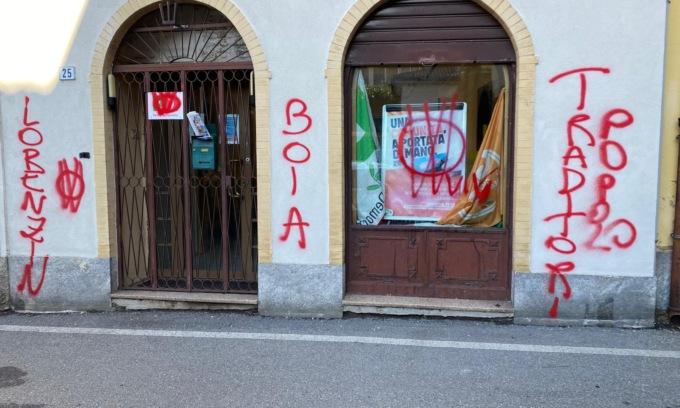 Vandali imbrattano la sede del Pd di Besana