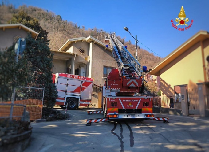 Tetto in fiamme, arrivano i Vigili del fuoco