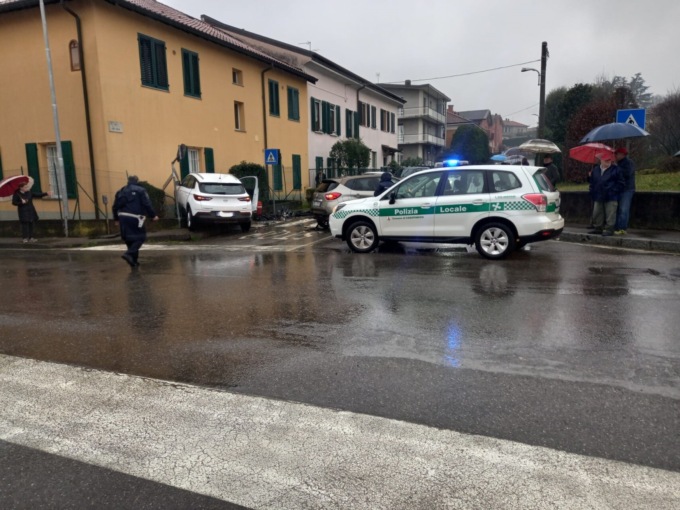 Grave incidente, auto sfonda la recinzione di una casa