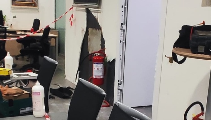 Colpo al bancomat, i ladri sfondano un muro