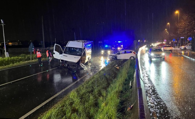 Incidente frontale, gravi due giovani