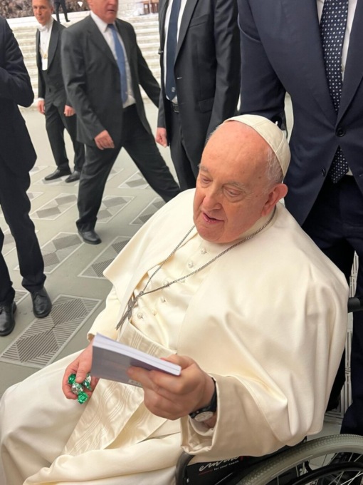 La famiglia di Francy regala il libro scritto in sua memoria a Papa Francesco