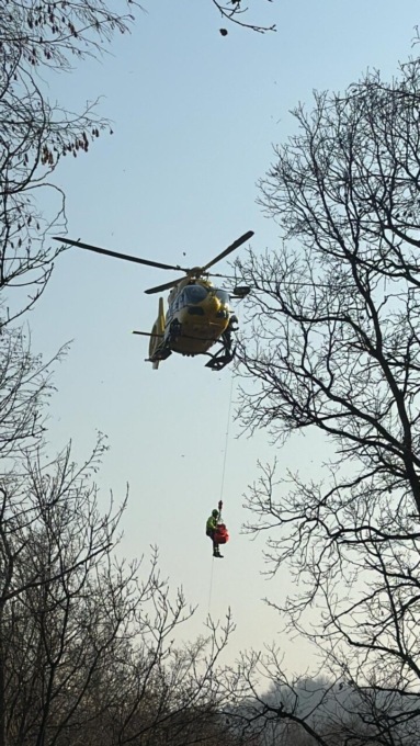 Cade in bici, ciclista trasportato in ospedale: è gravissimo