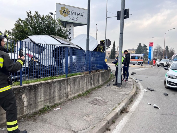 Incidente rocambolesco, auto sfonda la recinzione del bingo