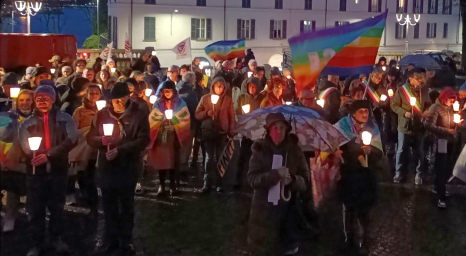 Fiaccolata della pace, un corteo di oltre 400 persone per chiedere il cessate il fuoco in Ucraina e a Gaza