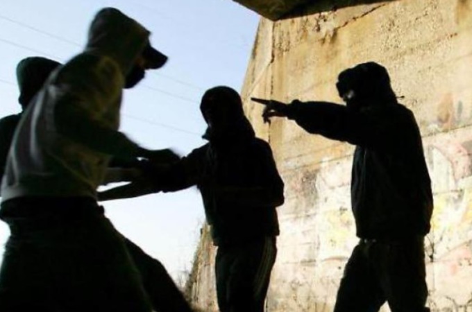 Assaliti da un branco di teppisti, paura per una coppia