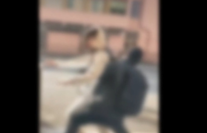 Bulli perseguitano coetaneo, rissa tra i genitori al supermercato