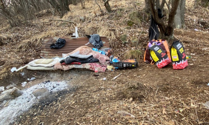 Accampamento di spacciatori nel bosco, il sindaco mette in guardia la cittadinanza