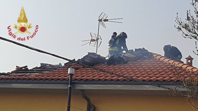 Terno d’Isola: a fuoco il tetto di una casa