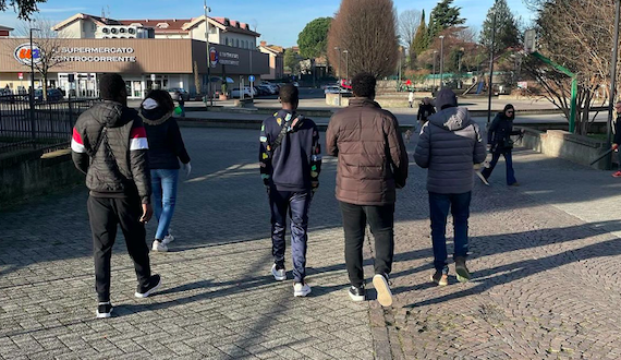 I migranti aiutano i volontari del paese