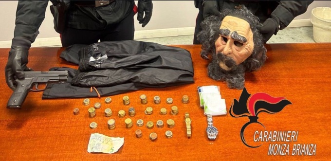 Con il volto travisato rapina una farmacia, arrestato un 49enne