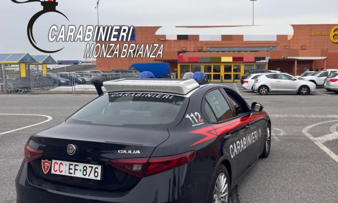 Rubano al centro commerciale: ragazzini fermati con un coltello a serramanico