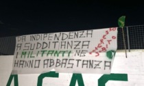 Sul pratone di Pontida uno striscione dei militanti della Lega contro Salvini