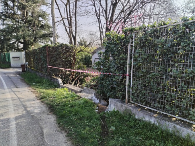 Fuori strada, abbattono una cancellata: paura per tre giovanissimi