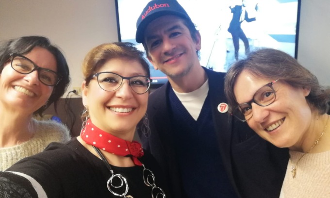 L’attore osnaghese Francesco Mandelli tra gli studenti delle medie