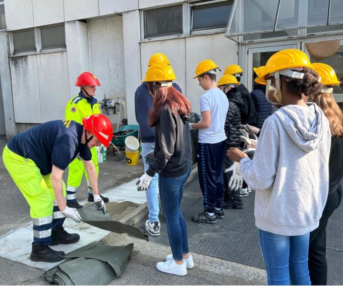 Le terze delle medie di Casatenovo a lezione di Protezione civile