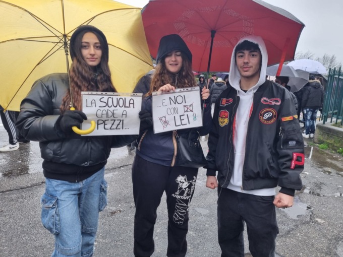 L’istituto Viganò cade a pezzi, gli studenti protestano FOTO e VIDEO
