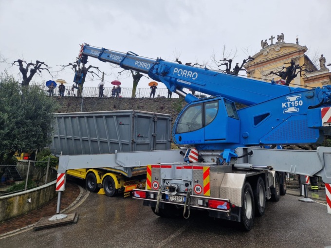 Tir “tradito” dal navigatore, strada temporaneamente chiusa a Tabiago