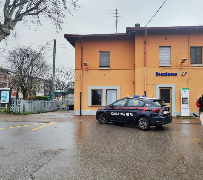 Ragazzo rapinato sul treno: “Mi hanno preso a pugni e puntato un coltello”