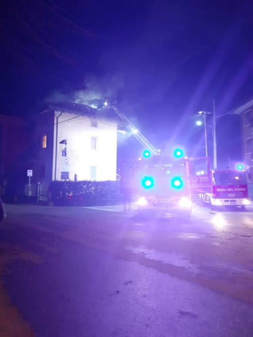 Incendio, a fuoco il tetto di una casa