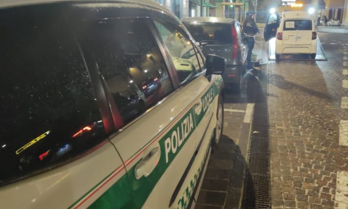 Guida senza patente la minicar della mamma: maxi multa