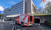 Incendio nel parcheggio dell'ospedale di Lecco