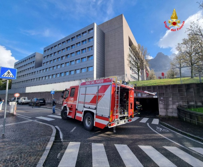 Incendio nel parcheggio dell’ospedale di Lecco
