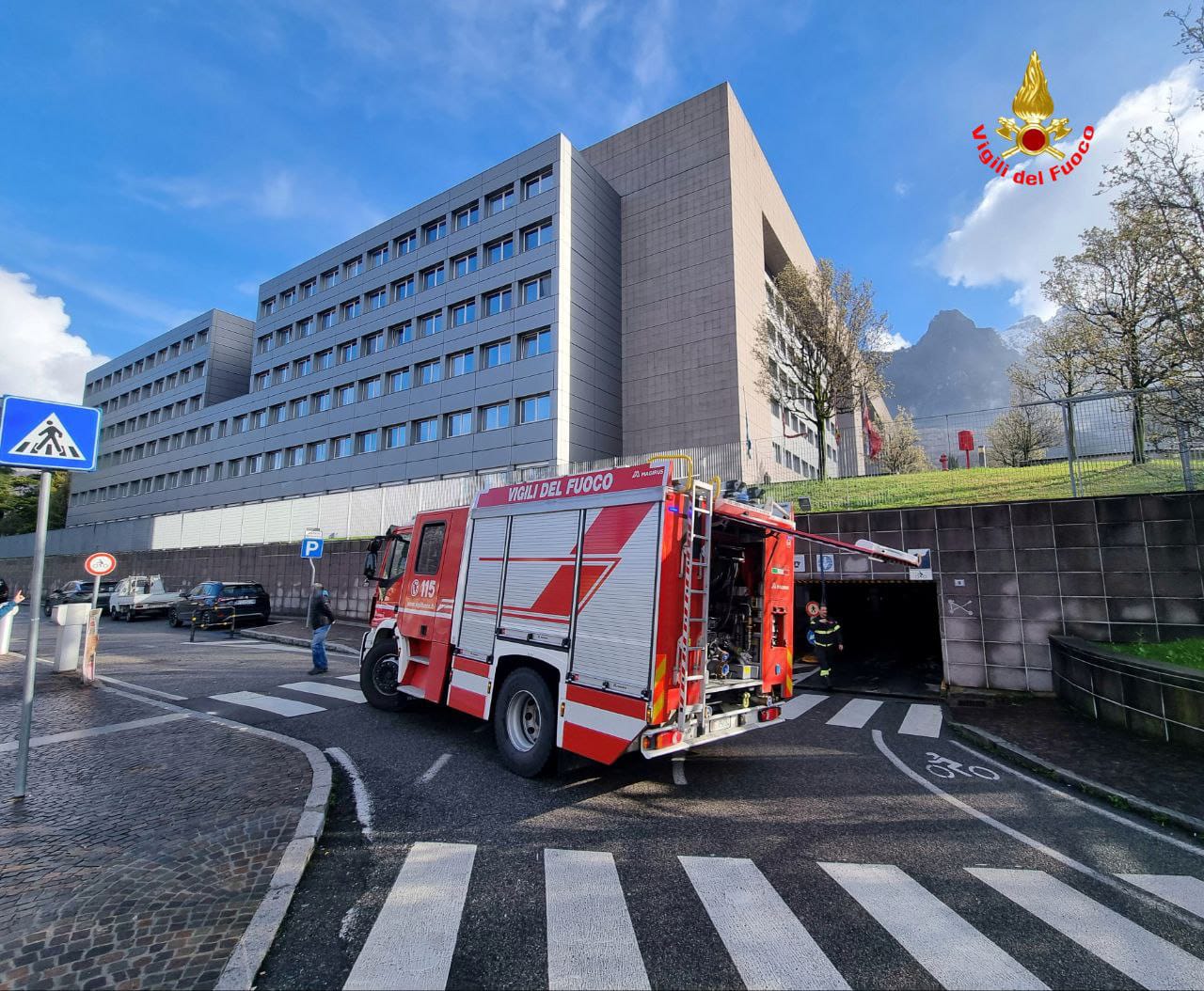 Incendio Nel Parcheggio Dell Ospedale Di Lecco Prima Merate