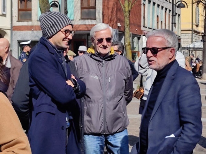 Anche Forza Italia in piazza a Merate per ascoltare Dario Perego