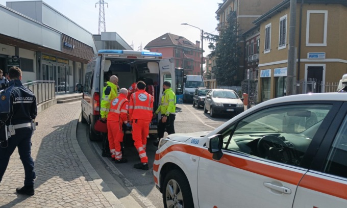 Cade dalle scale mentre sta aspettando il treno: 28enne gravissimo